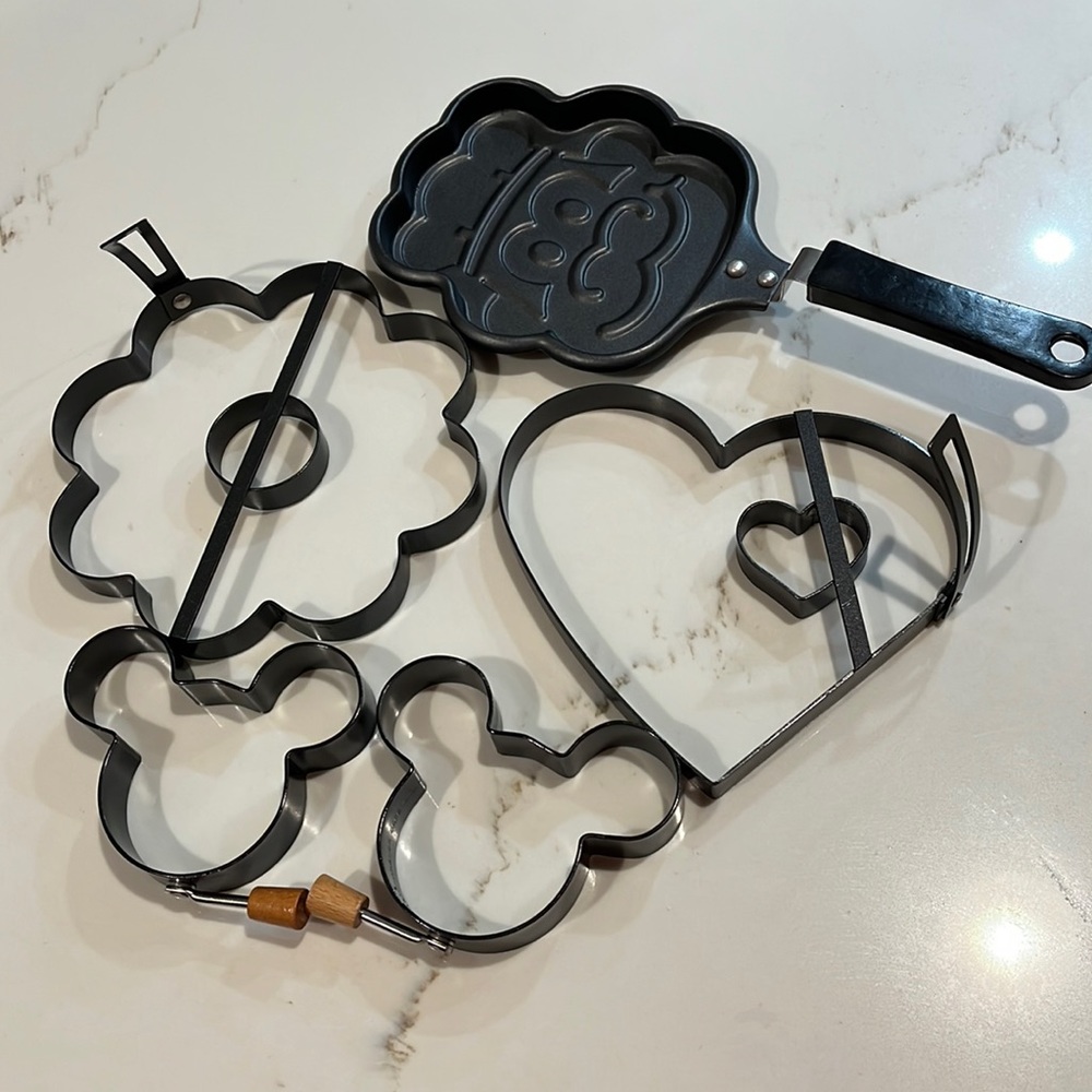 Lot of 5 fun pancake/egg shaped cooker/ mold